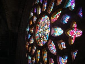 La vibrante vidriera de la tenuemente iluminada Catedral de Sevilla cautiva a los visitantes con sus intrincados diseños. Con "Visita la Catedral de Sevilla sin esperas", podrás sumergirte por completo en su impresionante belleza sin demora. - ForTwo - Planes para parejas