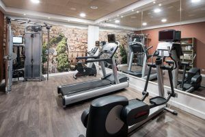 Disfrute de un moderno entrenamiento en el Hotel Catalonia Magdalenes de Barcelona, con cintas de correr, elípticas y máquinas de pesas. Recupere energías con grandes espejos y un vibrante mural urbano. - ForTwo - Planes para parejas