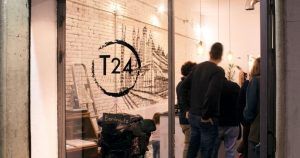 En la moderna cafetería de Taller 24 en Sants, con una entrada de cristal transparente con su logotipo, la gente se reunió para crear un ambiente vibrante en el corazón de Barcelona. - ForTwo - Planes para parejas