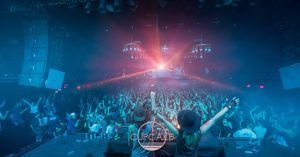 El dúo de DJ toma el escenario central de la Sala Apolo Barcelona, encendiendo al animado público con sus ritmos entre luces de colores y manos levantadas en un vibrante ambiente de discoteca. - ForTwo - Planes para parejas