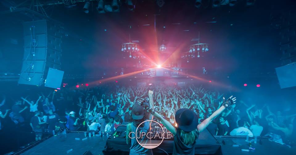 El dúo de DJ toma el escenario central de la Sala Apolo Barcelona, encendiendo al animado público con sus ritmos entre luces de colores y manos levantadas en un vibrante ambiente de discoteca. - ForTwo - Planes para parejas