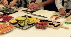 En el vibrante Taller de cocina en Illa Diagonal de Barcelona, los participantes elaboran sushi con ingredientes frescos como pescado, aguacate y mango. - ForTwo - Planes para parejas