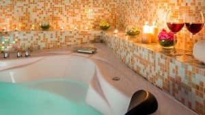 Relájese en una lujosa bañera con velas, flores y vino en el "Bungalow con jacuzzi privado y cena" cerca de Sierra Nevada, que ofrece un acogedor ambiente de retiro. - ForTwo - Planes para parejas