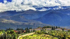 Experimente impresionantes colinas verdes, cipreses y encantadores bungalows con las montañas nevadas de Sierra Nevada en un día nublado desde el Bungalow con jacuzzi privado y cena a los pies de Sierra Nevada (Granada). - ForTwo - Planes para parejas
