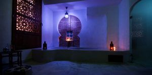 La sala elegantemente tenue, que recuerda a un hammam tradicional, cuenta con intrincadas carpinterías, faroles y una alcoba decorativa como las del "Hammam con masaje de 15 minutos en los baños árabes de Al-Haram (Granada). - ForTwo - Planes para parejas