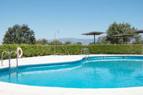 hotel rural valles de gredos piscina