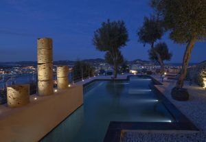 En el Hotel Torre del Canónigo (Ibiza), disfrute de la terraza elevada con una piscina resplandeciente, majestuosas columnas de piedra y árboles que ofrecen impresionantes vistas de la ciudad al atardecer. - ForTwo - Planes para parejas