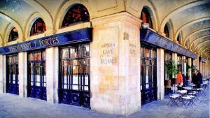 Restaurante 7 Portes (Barcelona), una joya histórica, cuenta con ventanas arqueadas y encantadores asientos al aire libre en una calle adoquinada. - ForTwo - Planes para parejas