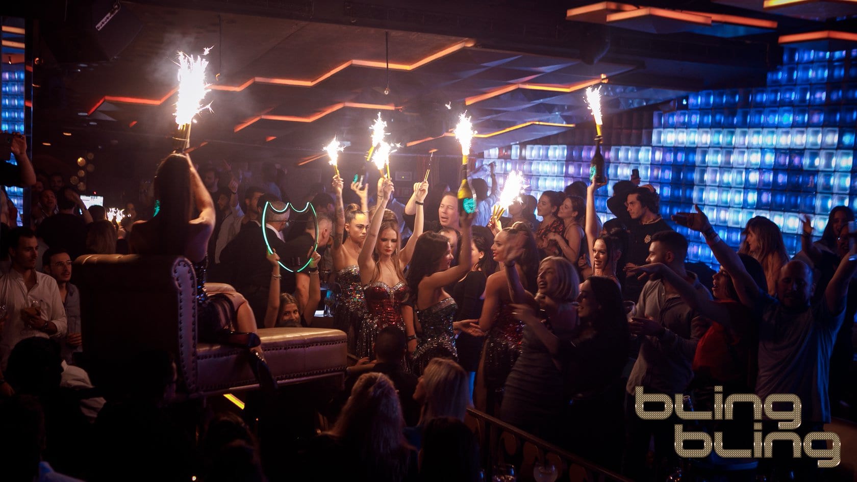En una vibrante discoteca de Barcelona, la gente baila entre luces azules y bengalas, su emoción alimentada por la innegable atmósfera Bling Bling Barcelona. - ForTwo - Planes para parejas