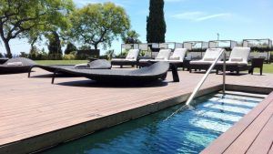 Relájese junto a la piscina del lujoso Hotel Miramar Barcelona GL, donde tumbonas de mimbre, sillas acolchadas y árboles meciéndose complementan el cielo azul claro. - ForTwo - Planes para parejas