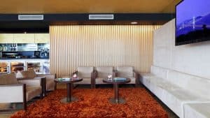 Disfrute de la Noche Deluxe en el moderno salón del Hotel SB Diagonal Zero, con asientos beige, alfombra naranja y elegantes mesas de centro. Disfrute de una copa en el bar o relájese viendo la televisión para una velada inolvidable. - ForTwo - Planes para parejas