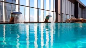Disfrute de un relajante baño en la piscina cubierta del hotel SB Diagonal Zero, con amplios ventanales y tumbonas. Este moderno oasis en Barcelona es perfecto para desconectar. Disfrute de una noche de lujo con desayuno y cava para un lujo inigualable. - ForTwo - Planes para parejas