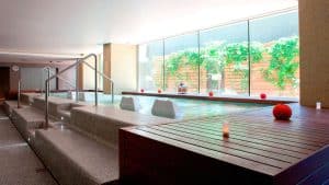 Disfrute de una noche de lujo con desayuno y cava en el Hotel SB Diagonal Zero, donde el jacuzzi ofrece impresionantes vistas a la exuberante vegetación a través de amplios ventanales. Relájese a la luz de las velas y una iluminación tenue para disfrutar de una experiencia de spa de lujo en Barcelona. - ForTwo - Planes para parejas