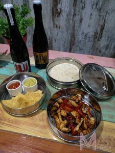 En Restaurante Mario & Marieta (Cáceres), disfrute de un animado set de tacos con pollo a la parrilla, tortillas frescas, salsas picantes, nachos crujientes y dos cervezas frías en una mesa vibrante. - ForTwo - Planes para parejas