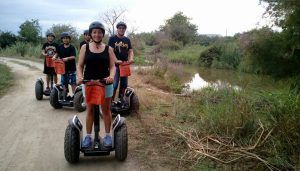 Cerca del tranquilo estanque, la gente en una Ruta en Segway por los arrozales de Pals se desliza suavemente por el camino de tierra, con sus cascos brillando al sol mientras exploran la belleza del paisaje. - ForTwo - Planes para parejas