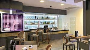 Explore el moderno y elegante bar del Sercotel Gran Luna de 4*, realzado por elegantes tronas y una variedad de botellas. Mejore su visita con acceso completo al lujoso gimnasio y spa, que le ofrece una experiencia completa. Nombre del producto: Escapada con spa y gimnasio en el hotel Sercotel Gran Luna de 4*. - ForTwo - Planes para parejas