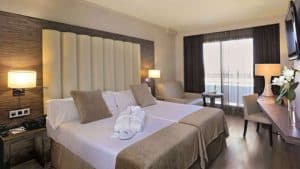 Alójese en el Sercotel Gran Luna, un moderno hotel de 4* que ofrece una habitación con cama doble, decoración en beige, cabecero amplio, TV, escritorio con silla y ventana con cortinas. Disfrute de acceso exclusivo al gimnasio y spa del hotel para una relajación total. - ForTwo - Planes para parejas