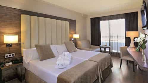 Alójese en el Sercotel Gran Luna, un moderno hotel de 4* que ofrece una habitación con cama doble, decoración en beige, cabecero amplio, TV, escritorio con silla y ventana con cortinas. Disfrute de acceso exclusivo al gimnasio y spa del hotel para una relajación total. - ForTwo - Planes para parejas