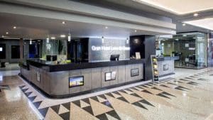 Disfrute de un descanso rejuvenecedor en el moderno lobby del hotel Sercotel Gran Luna de 4 estrellas, con una elegante recepción y suelos geométricos. Disfrute de los lujosos servicios del spa durante su estancia. - ForTwo - Planes para parejas