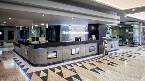 Disfrute de un descanso rejuvenecedor en el moderno lobby del hotel Sercotel Gran Luna de 4 estrellas, con una elegante recepción y suelos geométricos. Disfrute de los lujosos servicios del spa durante su estancia. - ForTwo - Planes para parejas