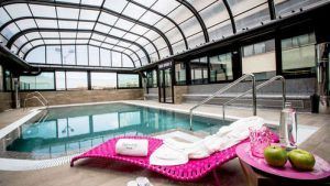 Experimente la relajación definitiva en el Sercotel Gran Luna, un hotel de 4* con piscina cubierta con techo abovedado de cristal. Relájese en una tumbona rosa con una toalla suave, manzanas crujientes y una bebida refrescante. Después, rejuvenezca en nuestro gimnasio y spa de última generación. - ForTwo - Planes para parejas