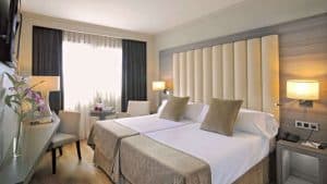 Descubra la Escapada con spa y gimnasio en el Sercotel Gran Luna de 4*. Disfrute de cómodas y modernas habitaciones con dos camas, cabeceros acolchados, iluminación tenue y una acogedora mesa junto a la ventana. Relájese plenamente con el acceso a nuestro spa y gimnasio. - ForTwo - Planes para parejas