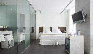 Disfrute de una escapada de lujo en el Hotel Palacio de los Patos de Granada, con baños con paredes de cristal, lujosa ropa de cama blanca, televisor de pantalla plana y amplios ventanales con impresionantes vistas de la ciudad. Relájese con nuestros reconocidos servicios de spa incluidos. - ForTwo - Planes para parejas