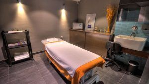 El spa del Hotel Sinagoga ofrece una camilla de masajes, iluminación ambiental y un armario con toallas y artículos de spa. Relájese en este tranquilo espacio antes de disfrutar de un delicioso desayuno como parte de su escapada al Hotel Sinagoga con desayuno, bombones y spa. - ForTwo - Planes para parejas