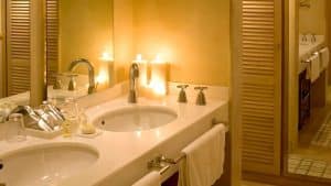 Disfrute de un baño de lujo en el Hotel Villa Oniria de 4 estrellas en Granada durante su "Escapada romántica con spa", que cuenta con lavabos dobles, iluminación cálida, velas y lujosos artículos de tocador para un retiro placentero tipo spa. - ForTwo - Planes para parejas