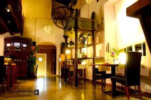 El interior del restaurante, inspirado en Almazara de San Pedro - Casa rural en Sierra de Gata con baño árabe (Cáceres), muestra una decoración vintage, una iluminación cálida y una mesa elegante. - ForTwo - Planes para parejas