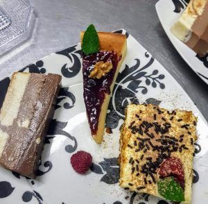 Ubicada en Sierra de Gata, Almazara de San Pedro - Casa rural en Sierra de Gata con baño árabe (Cáceres) ofrece una deliciosa bandeja de postres con una rica rebanada de chocolate, tarta de queso con frutos rojos picantes y una tarta húmeda con chispas de chocolate. - ForTwo - Planes para parejas