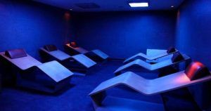 El Circuito Spa Primus de Valencia cuenta con seis modernos sillones curvos bajo una relajante iluminación azul que proporcionan un escape sereno. - ForTwo - Planes para parejas