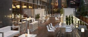 Experimente el ambiente que recuerda el encanto de Valencia con Circuito Spa Primus, un escape sereno con elegantes muebles blancos en medio de exuberantes plantas a lo largo de una terraza de madera, perfecta para relajarse. - ForTwo - Planes para parejas