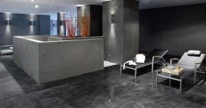 Experimente la serenidad del Circuito Spa Primus 80 minutos de relax en Valencia, donde el diseño moderno se fusiona con la tranquilidad. Relájese con suelos oscuros, elegantes sillones y una decoración minimalista que le ofrece un remanso de paz del estrés diario. - ForTwo - Planes para parejas