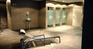 Una sala de spa vacía con un sillón, una toalla y un lavabo está enmarcada por puertas de vidrio esmerilado con diseños de copos de nieve en Circuito Spa Primus 80 minutos de relax (Valencia), ofreciendo una escapada tranquila. - ForTwo - Planes para parejas