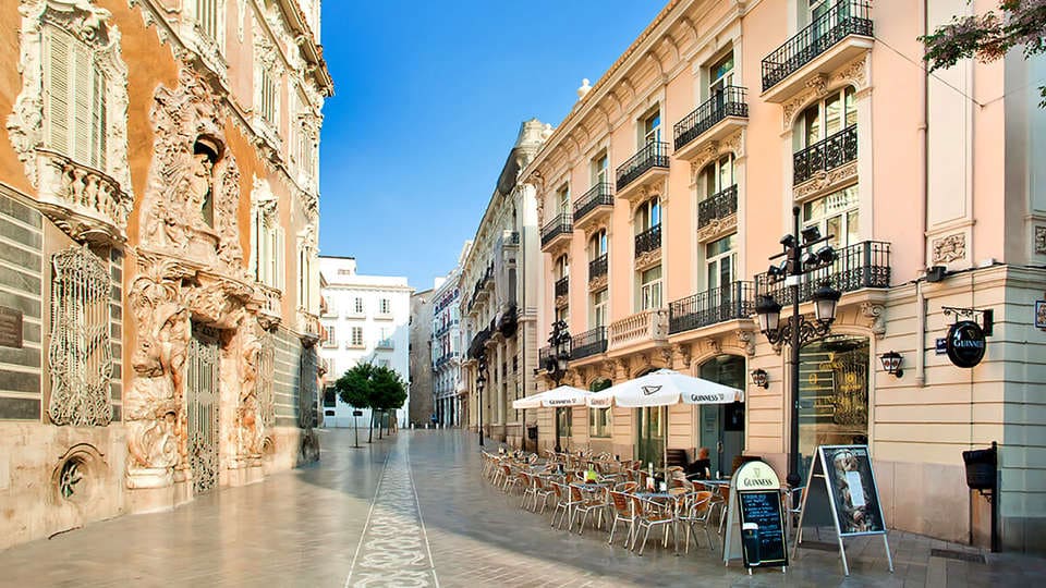 Disfrute de una escapada a una pintoresca calle con edificios ornamentados y terrazas. Comience el día en la encantadora Escapada SH Inglés Boutique + desayuno (Valencia), que combina encanto y elegancia en su experiencia. - ForTwo - Planes para parejas