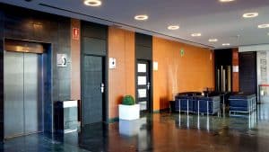 El moderno vestíbulo de la oficina cuenta con cómodos asientos, plantas decorativas y un elegante ascensor. Cerca de allí, disfrute del desayuno con el paquete "Escapada con desayuno" antes de disfrutar de las emocionantes ofertas del Gran Casino Aljarafe. - ForTwo - Planes para parejas