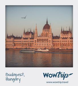 El Parlamento húngaro junto al río Danubio al atardecer, Budapest, un lugar impresionante con un pájaro en el cielo. Disfrute de esta vista con nuestro "Viaje sorpresa con vuelo y hotel a una ciudad de Europa". - ForTwo - Planes para parejas