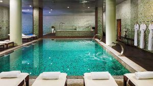 Disfrute de la relajación con la "Escapada con desayuno, spa, cava y frutas en el Hotel H10 Marina 4* (Barcelona)". Disfrute del lujoso spa interior, con piscina turquesa y una relajante cascada, y tumbonas, envuelto en suaves albornoces. - ForTwo - Planes para parejas