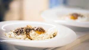 En La Bodeguita de María, en Valencia, un plato de un blanco inmaculado presenta pasta adornada con un huevo frito y trufa finamente rallada. - ForTwo - Planes para parejas