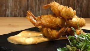 En el Restaurante Galipán (Valencia), los camarones fritos se sirven sobre una cama de salsa con microvegetales, bellamente dispuestos en un elegante plato de pizarra negra. - ForTwo - Planes para parejas