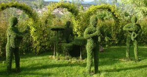 Explora las cautivadoras esculturas topiarias de músicos en El Bosque Encantado, cerca de Madrid, rodeado de un paisaje impresionante. Mejora tu visita con entradas con descuento: Entradas con descuento para El Bosque Encantado (Madrid). - ForTwo - Planes para parejas