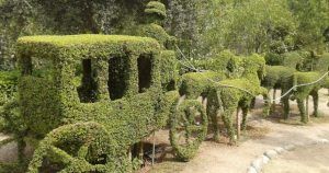 Descubra un carruaje topiario tirado por caballos en El Bosque Encantado, cerca de Madrid. Disfruta del arte de la naturaleza con "Entradas con descuento para El Bosque Encantado (Madrid)" y experimenta la fantasía y la maravilla en cada hoja. - ForTwo - Planes para parejas