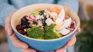 Un plato de Restaurante Ibiza Poke, repleto de verduras vibrantes como brócoli, huevos, rábanos y zanahorias, te transporta a las animadas delicias culinarias de Ibiza. - ForTwo - Planes para parejas