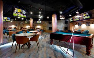 El Hard Rock Hotel de Ibiza cuenta con un vibrante bar interior con mesas de billar, mesas redondas y sillas, mientras que varios televisores transmiten emocionantes partidos deportivos. - ForTwo - Planes para parejas