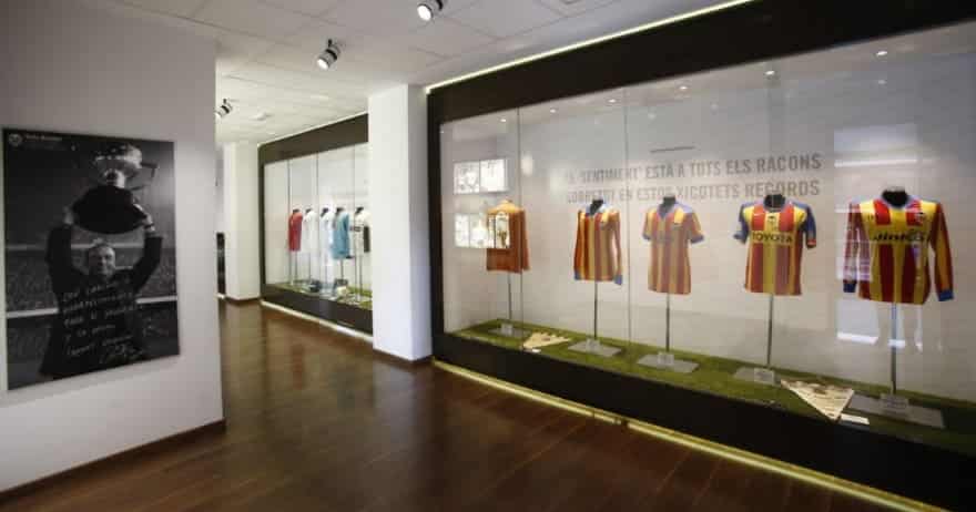 La exposición del museo muestra camisetas de fútbol antiguas en vitrinas a la derecha, con una fotografía en blanco y negro a la izquierda, haciendo eco de la rica historia de Valencia y del Visita Mestalla con el Mestalla Forever Tour (Valencia). - ForTwo - Planes para parejas