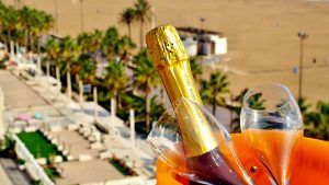 Una escapada al Hotel Neptuno con desayuno y cava ofrece una serena vista a la playa enmarcada por palmeras ondulantes. - ForTwo - Planes para parejas