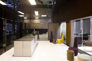 Cocina moderna con un elegante diseño en blanco y negro, iluminación brillante y asientos únicos que recuerdan la elegancia chic del Hotel Caro (Valencia). - ForTwo - Planes para parejas