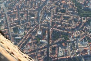 Experimente una vista aérea cautivadora de las sinuosas calles y la arquitectura histórica de Cataluña con el Vuelo estándar en globo por Cataluña con Globus (Barcelona), capturando el encanto de esta ciudad europea densamente construida. - ForTwo - Planes para parejas
