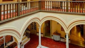 Descubra el encanto de una casa del siglo XVIII con patio, cálida iluminación y suelos de baldosas rojas en Sevilla. Disfrute de un desayuno y una botella de cava en su escapada ideal "Escapada con desayuno y botella de cava a una casa del siglo XVIII". - ForTwo - Planes para parejas
